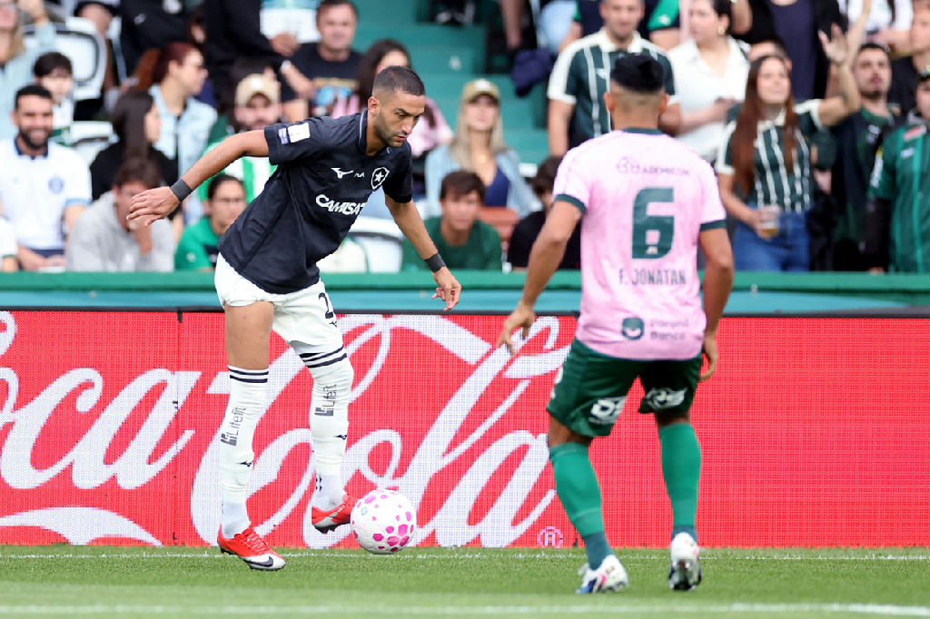 Gabriel Batista brilha e garante empate do Botafogo diante do Coritiba no Couto Pereira