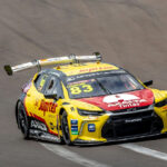 Gabriel casagrande segura thiago camilo e vence primeira na stock car