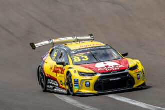 Gabriel casagrande segura thiago camilo e vence primeira na stock car