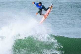 Gabriel Medina conquista vaga na semifinal em Portugal com virada emocionante