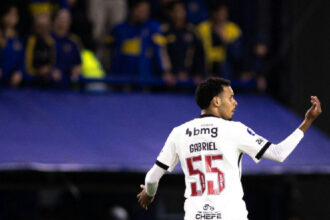 Gabriel Pereira celebra estreia vitoriosa pelo Vasco em semifinal da Sul-americana