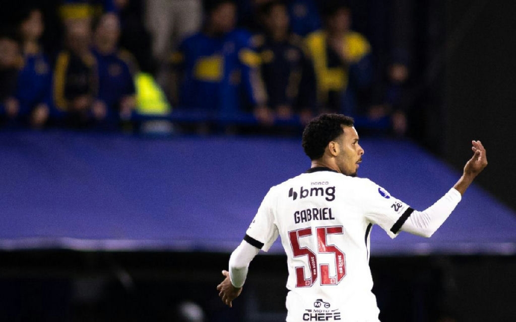 Gabriel Pereira celebra estreia vitoriosa pelo Vasco em semifinal da Sul-americana