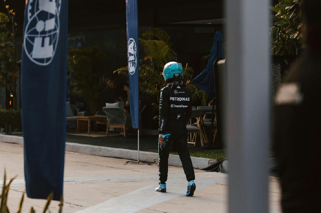 George Russell abandona sprint em Singapura após perder controle do carro