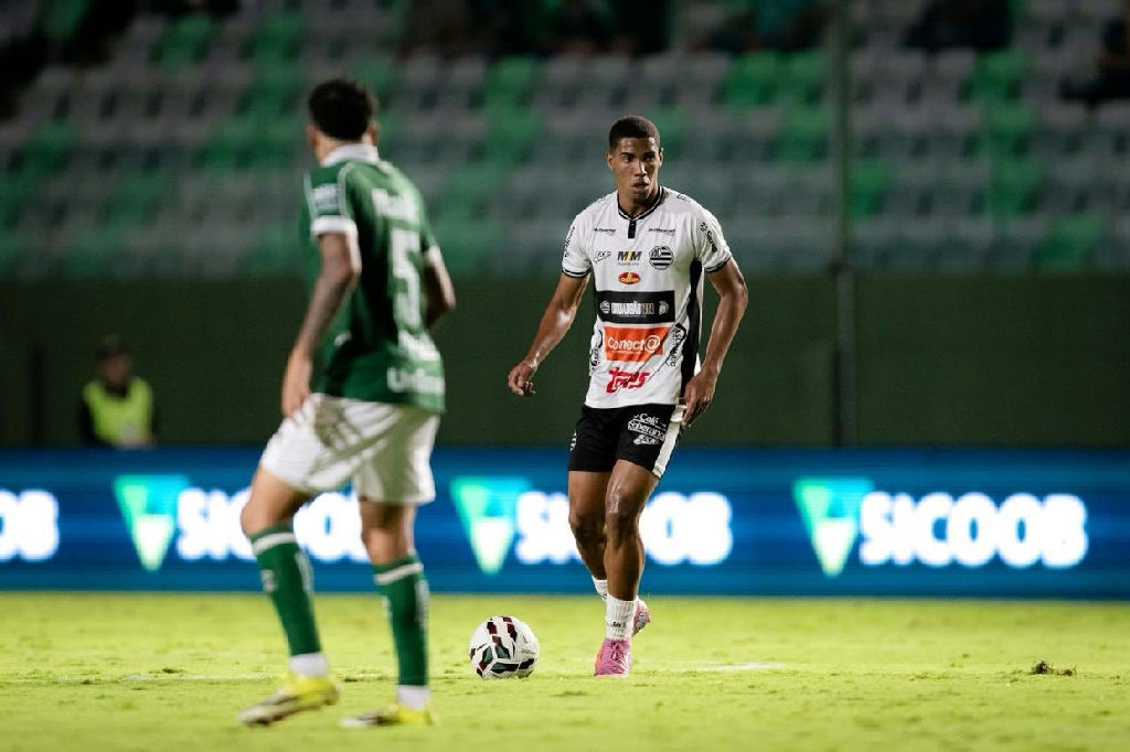 Goiás supera Athletic com gol decisivo nos minutos finais pela Série B
