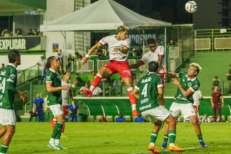 Goiás tropeça em casa contra o Náutico e complica suas chances no playoff