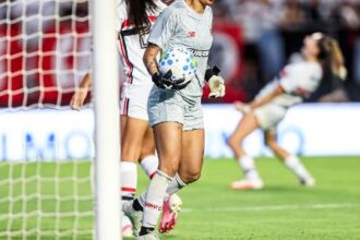 Goleira Carlinha detalha motivação para críticas políticas após título do São Paulo
