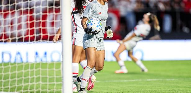 Goleira Carlinha detalha motivação para críticas políticas após título do São Paulo