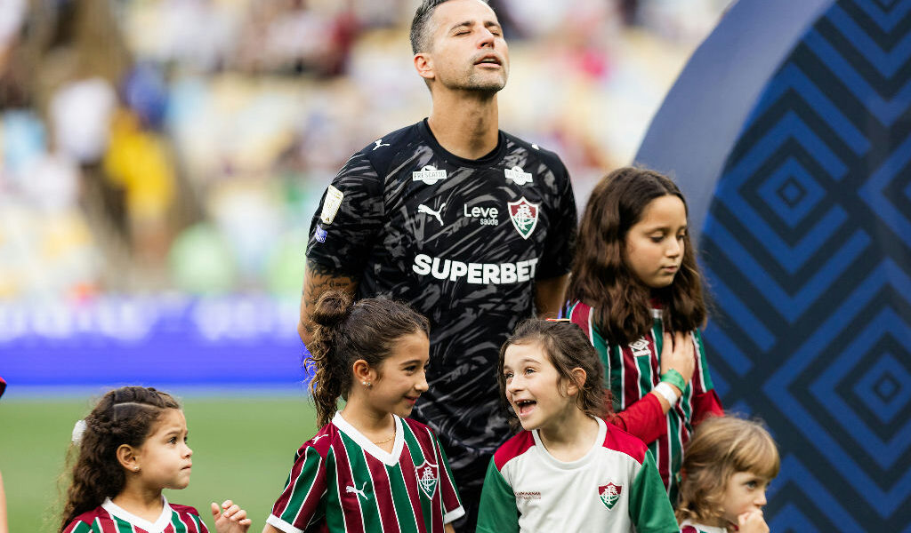 Goleiro Fábio consolida legado e avança no ranking histórico do Fluminense