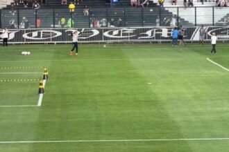 Goleiro Léo Jardim recebe apoio da torcida do Vasco em São Januário