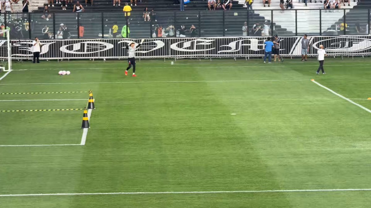 Goleiro Léo Jardim recebe apoio da torcida do Vasco em São Januário