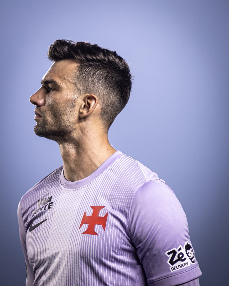 Goleiro Léo Jardim tem futuro incerto e Vasco projeta reforço para 2027