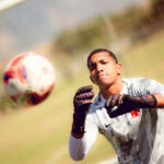 Goleiro Oséias assina primeiro contrato profissional e multa rescisória impressiona