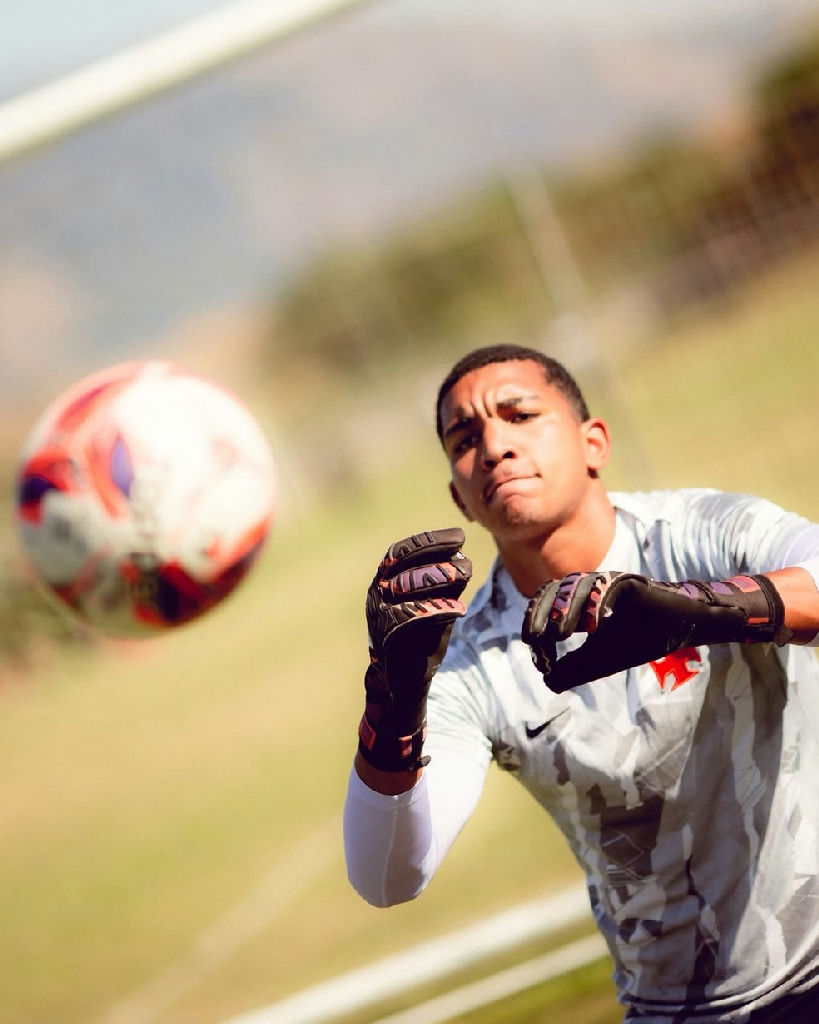 Goleiro Oséias assina primeiro contrato profissional e multa rescisória impressiona