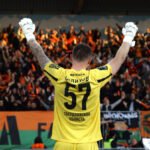 Goleiro russo decide partida com gol histórico de falta no final