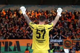 Goleiro russo decide partida com gol histórico de falta no final
