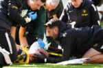 Goleiro sofre choque de cabeça em partida e deixa o campo de maca
