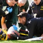 Goleiro sofre choque de cabeça em partida e deixa o campo de maca