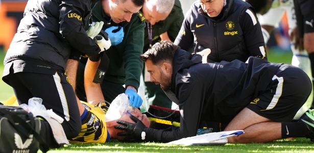 Goleiro sofre choque de cabeça em partida e deixa o campo de maca