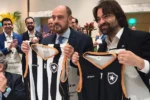 Governador em exercício do RJ recebe homenagem alvinegra prestigiada pelo chefe do Botafogo