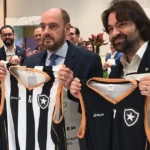 Governador em exercício do RJ recebe homenagem alvinegra prestigiada pelo chefe do Botafogo