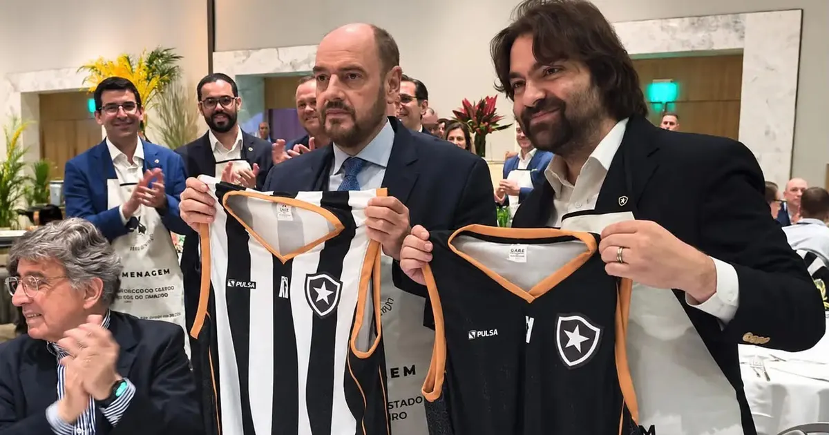 Governador em exercício do RJ recebe homenagem alvinegra prestigiada pelo chefe do Botafogo