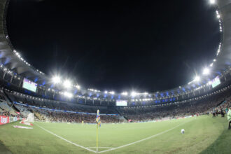 Gramado do Maracanã vira alvo de críticas de Marcão após goleada do Fluminense