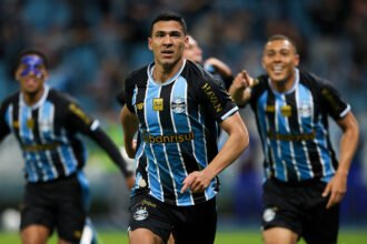 Grêmio supera Athletico na Arena e deixa zona de rebaixamento do brasileirão