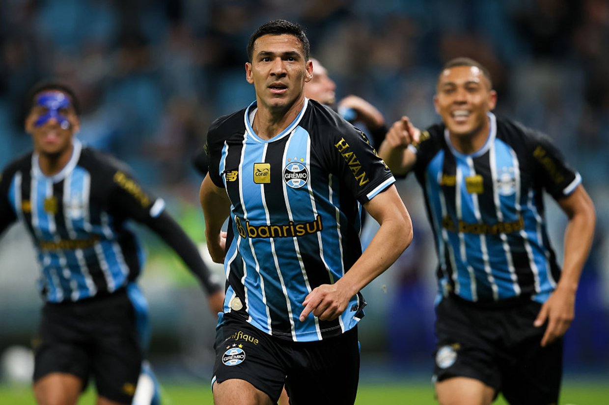Grêmio supera Athletico na Arena e deixa zona de rebaixamento do brasileirão