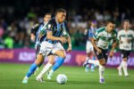 Grêmio supera o Coritiba no final e respira na luta contra o rebaixamento