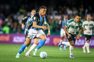 Grêmio supera o Coritiba no final e respira na luta contra o rebaixamento