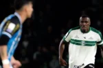 Grêmio supera o Coritiba nos acréscimos e movimenta a parte inferior do Brasileirão
