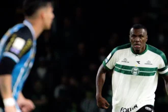 Grêmio supera o Coritiba nos acréscimos e movimenta a parte inferior do Brasileirão