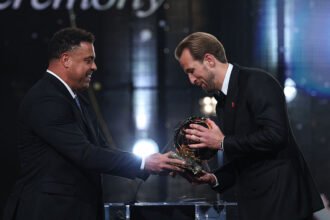Harry Kane conquista Bola de Ouro de dois mil e vinte e seis em Londres