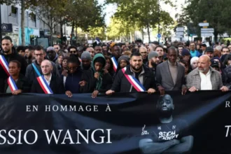 Homenagem em Paris reúne Centenas após morte de Pengo Bossio Wangi