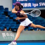 Iga Swiatek domina Iva Jovic e alcança as quartas de final em Pequim