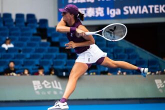 Iga Swiatek domina Iva Jovic e alcança as quartas de final em Pequim