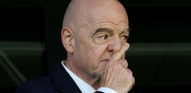 Infantino pede desculpas por projeto de venda da Copa do Mundo sob forte pressão