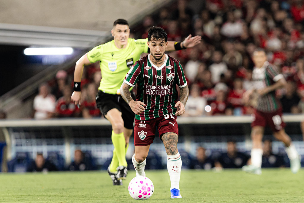 Influenciadores tricolores criticam arbitragem após derrota no clássico