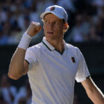 Jannik Sinner avalia extensão de parceria com técnico Darren Cahill até Roland Garros