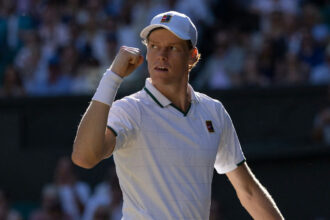 Jannik Sinner avalia extensão de parceria com técnico Darren Cahill até Roland Garros