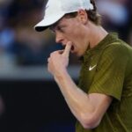 Jannik Sinner encerra temporada 2026 para tratar lesão no joelho