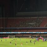 Jogadores do vasco realizam aquecimento no gramado do morumbi para partida
