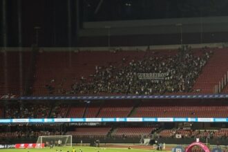 Jogadores do vasco realizam aquecimento no gramado do morumbi para partida