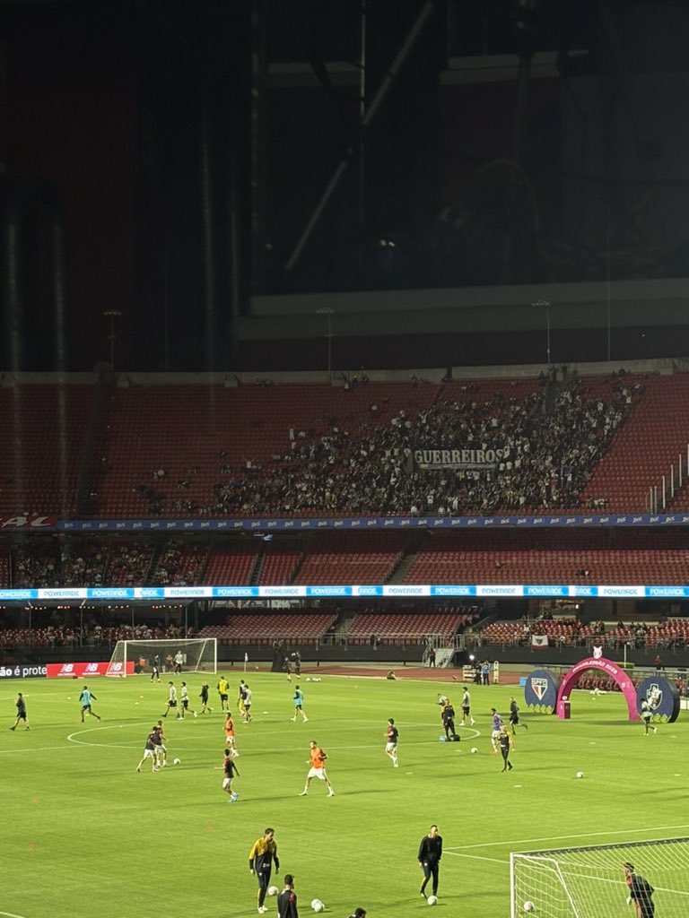 Jogadores do vasco realizam aquecimento no gramado do morumbi para partida
