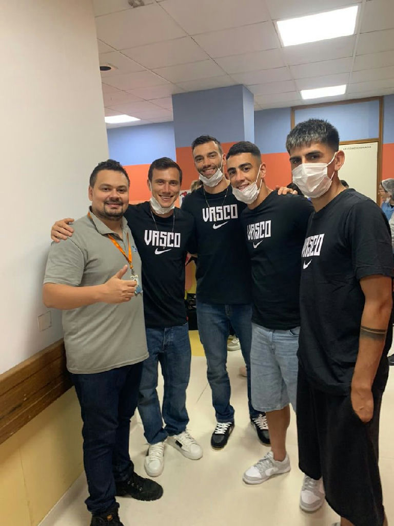 Jogadores do Vasco realizam visita solidária a pacientes do Inca