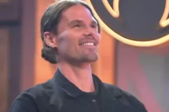 Jônatas conquista o lampião do poder após vencer a prova de fogo no reality show