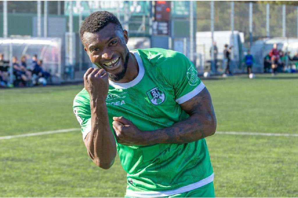 Joseph Oloko Ede lidera a Chuteira de Ouro e ganha destaque no cenário europeu