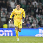 Jovem goleiro brasileiro ganha espaço na Liga dos Campeões com multa multibilionária