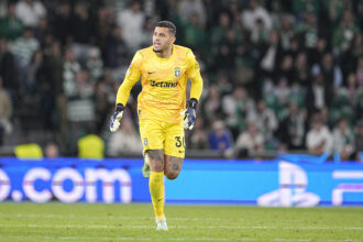 Jovem goleiro brasileiro ganha espaço na Liga dos Campeões com multa multibilionária
