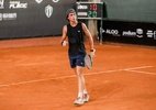 Jovem tenista avança às quartas de final em torneio profissional